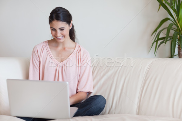 Stockfoto: Vrouw · met · behulp · van · laptop · woonkamer · computer · meisje · internet