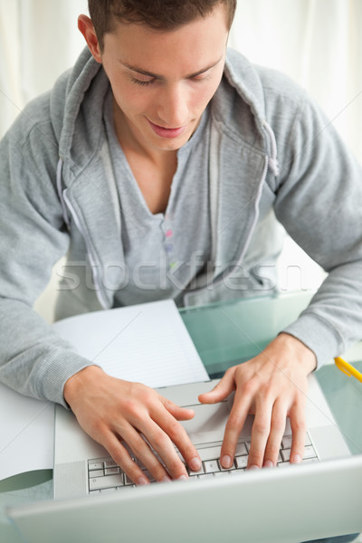 Primer plano feliz estudiante deberes portátil de trabajo Foto stock © wavebreak_media