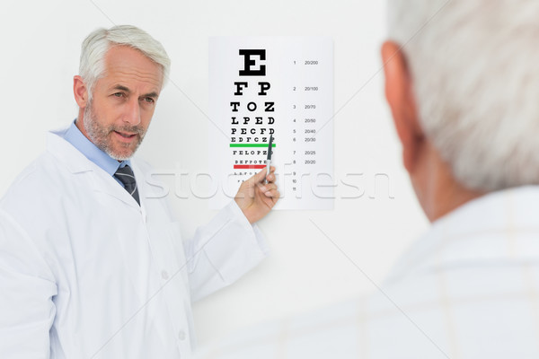 兒科醫師 眼科醫生 高級 病人 指向 眼 商業照片 © wavebreak_media