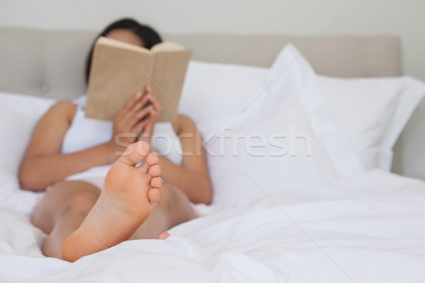 Femeie pat lectură acasă dormitor casă Imagine de stoc © wavebreak_media