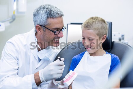 牙科醫生 顯示 小 男孩 口 X射線 商業照片 © wavebreak_media