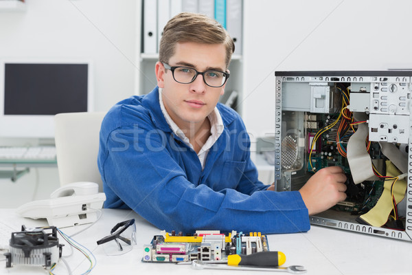 Tineri tehnician lucru spart calculator birou Imagine de stoc © wavebreak_media