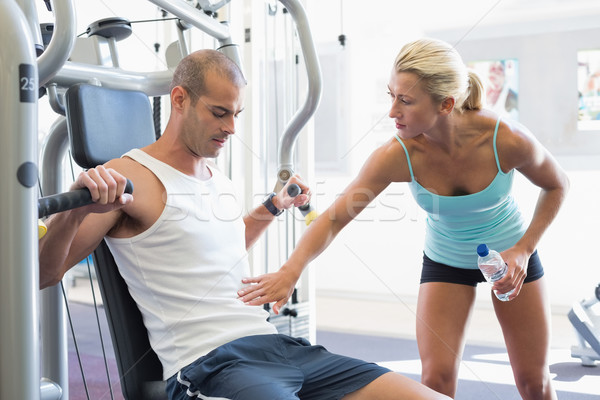 [[stock_photo]]: Entraîneur · homme · fitness · machine · gymnase · Homme