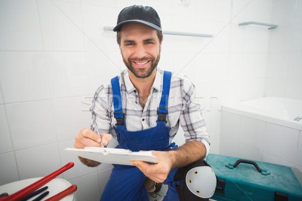 Vízvezetékszerelő jegyzetel vágólap fürdőszoba férfi boldog Stock fotó © wavebreak_media