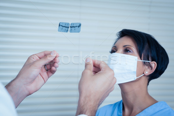 Dentista mirando Xray concentrado femenino manos Foto stock © wavebreak_media