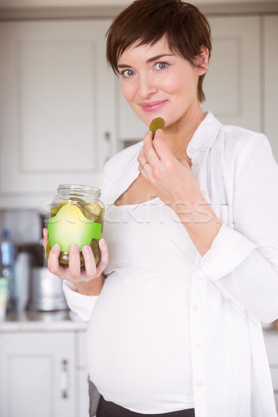 Zwangere vrouw eten jar augurken home keuken Stockfoto © wavebreak_media