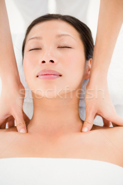Séduisant jeune femme épaule massage table beauté Photo stock © wavebreak_media