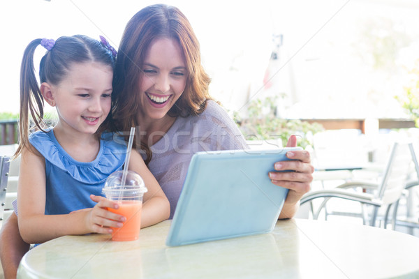 Stock foto: Mutter · Tochter · Tablet · Kaffeehaus · Terrasse