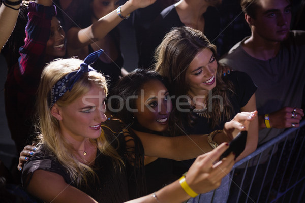 Grup arkadaşlar izlerken fotoğraf Stok fotoğraf © wavebreak_media