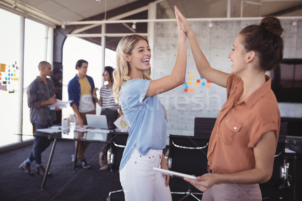 Stockfoto: Onderneemsters · high · five · collega's · vrolijk · vrouw · kantoor