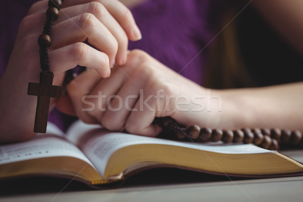 Nő imádkozik Biblia asztal könyv asztal Stock fotó © wavebreak_media