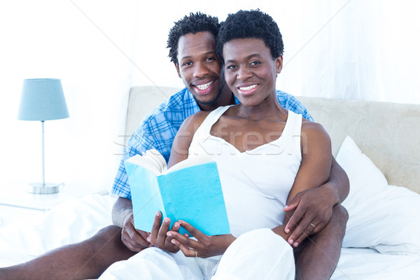 Retrato mulher grávida marido leitura livro casa Foto stock © wavebreak_media