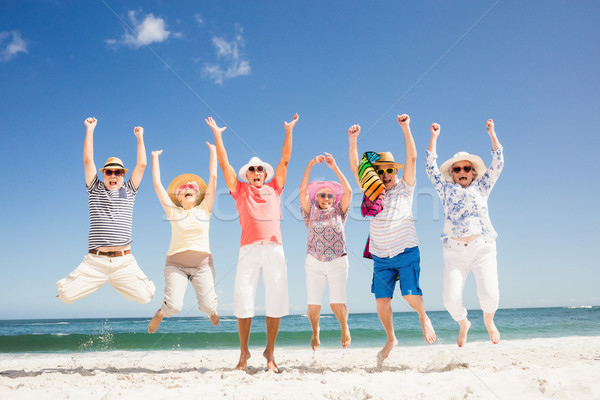 Stockfoto: Gelukkig · senior · vrienden · springen · strand · vrouw