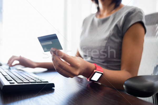 Geschäftsfrau schauen Kreditkarte Büro glücklich Maus Stock foto © wavebreak_media
