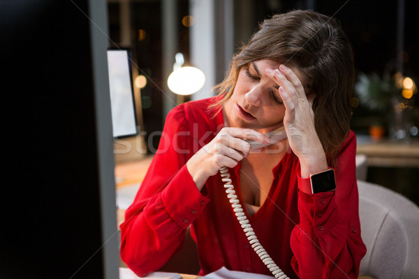 Mujer de negocios hablar teléfono escritorio de trabajo Foto stock © wavebreak_media