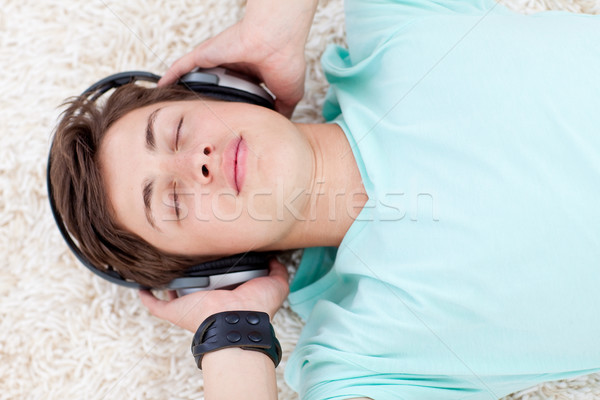 Adolescente cara ouvir música fones de ouvido feliz estudante Foto stock © wavebreak_media
