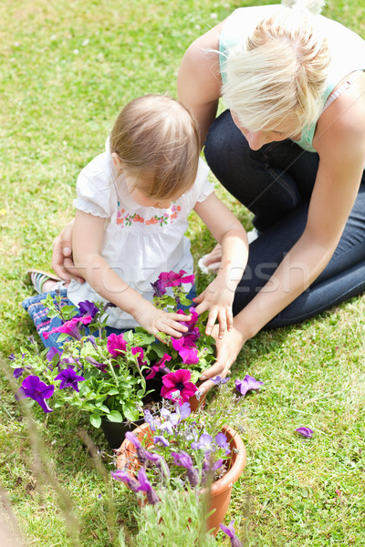 Stockfoto: Zoete · kind · helpen · moeder · tuin · bloemen