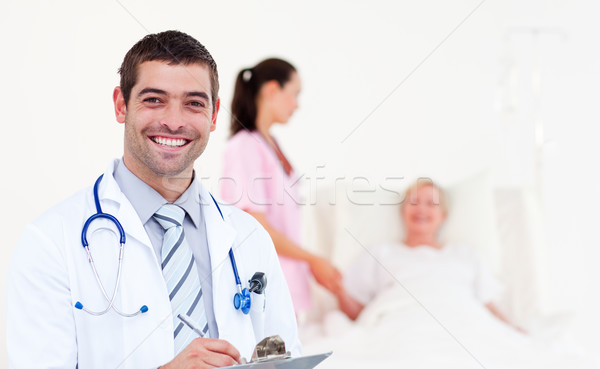 Stockfoto: Mooie · mannelijke · arts · schrijven · diagnose · patiënt · man