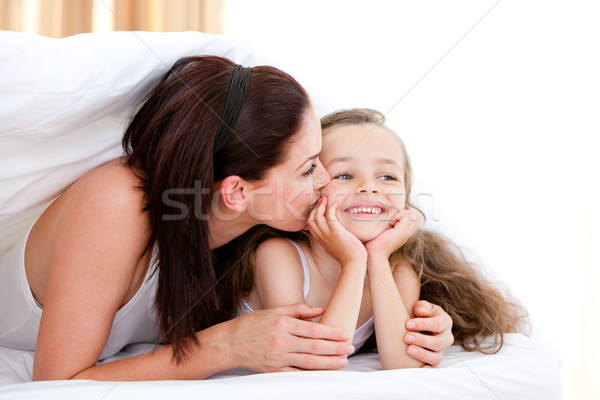 Figyelmes anya csók lánygyermek ágy család Stock fotó © wavebreak_media