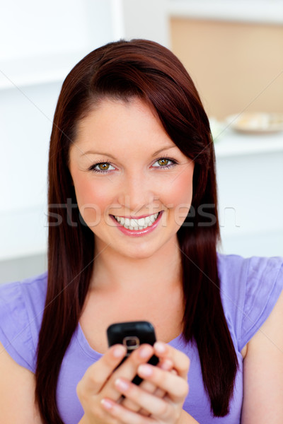 Jasne młoda kobieta tekst patrząc kamery Zdjęcia stock © wavebreak_media