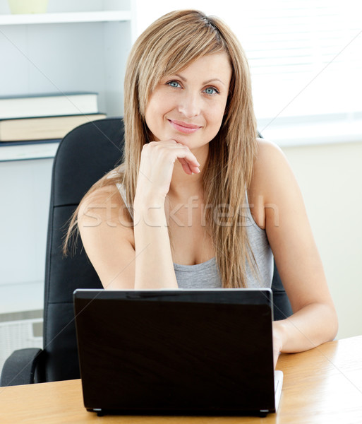 Stockfoto: Charismatische · jonge · zakenvrouw · met · behulp · van · laptop · vergadering · bureau