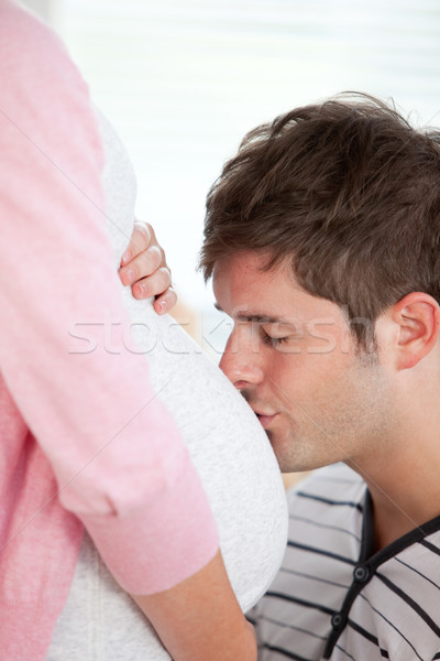 Retrato afetuoso homem beijando barriga grávida Foto stock © wavebreak_media