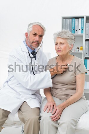 Foto stock: Senior · médico · batida · de · coração · paciente · família