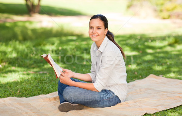 Mujer lectura parque sonrisa cara estudiante Foto stock © wavebreak_media