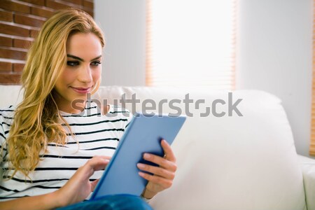 Goed kijken vrouw ontspannen tablet vergadering sofa Stockfoto © wavebreak_media