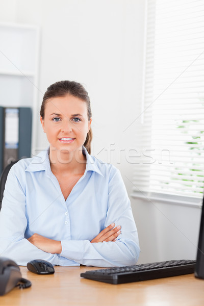 Foto stock: Mujer · de · negocios · mirando · cámara · sesión · oficina · ordenador