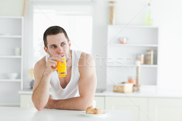 Junger Mann trinken Orangensaft Küche Haus sexy Stock foto © wavebreak_media