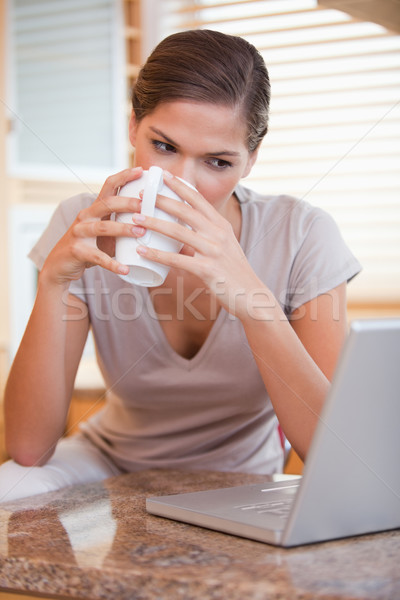 Fiatal nő elvesz korty kávé laptop számítógép Stock fotó © wavebreak_media