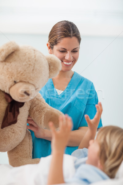 Lächelnd Krankenschwester Teddybär Kind Krankenhaus Stock foto © wavebreak_media