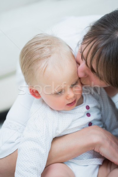 Stok fotoğraf: Anne · öpüşme · bebek · oturma · odası · kadın · kız