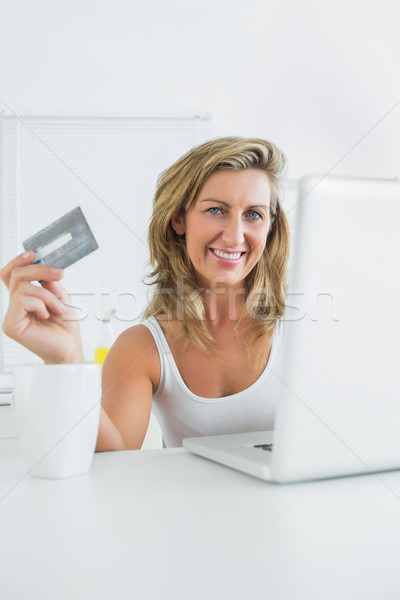 Boldog nő vásárlás online laptop konyha Stock fotó © wavebreak_media