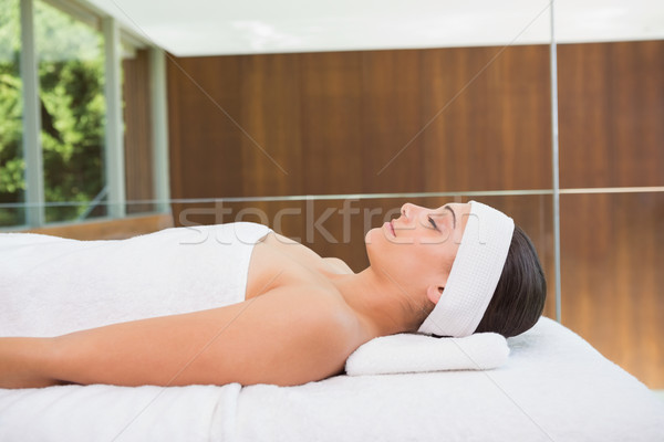 [[stock_photo]]: Paisible · brunette · massage · table · heureux