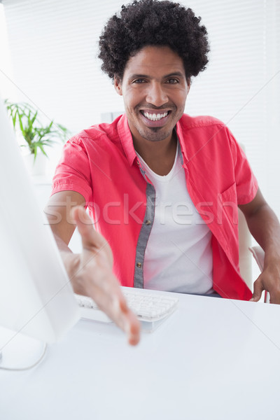 Stockfoto: Gelukkig · zakenman · aanbieden · handdruk · kantoor · computer