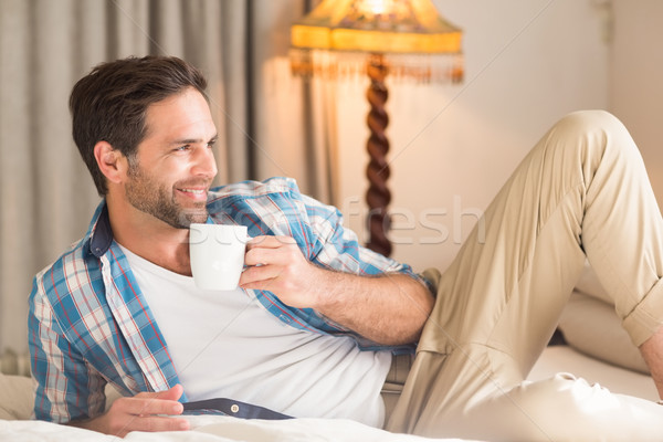 Knappe man ontspannen bed warme drank home slaapkamer Stockfoto © wavebreak_media