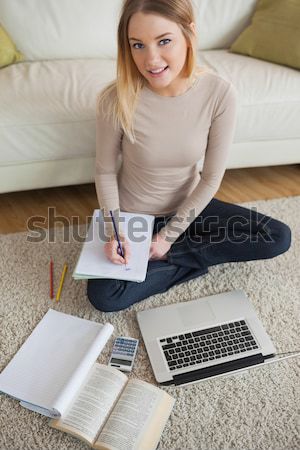 [[stock_photo]]: Belle · femme · blonde · séance · étage · utilisant · un · ordinateur · portable · maison