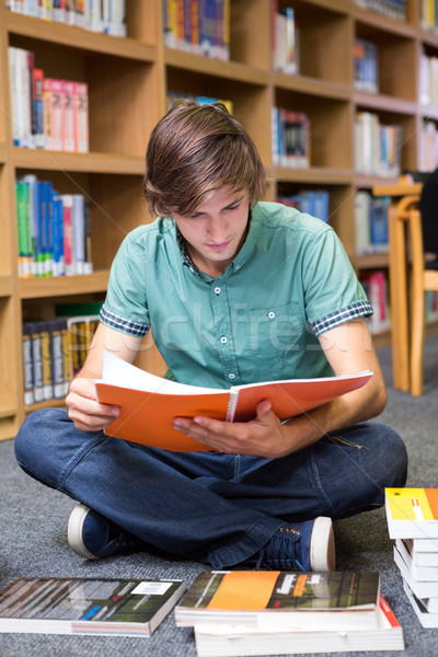 Estudiante sesión piso biblioteca Universidad escuela Foto stock © wavebreak_media