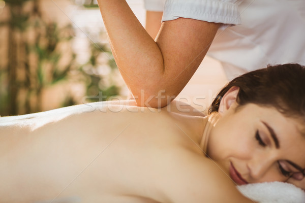 Jeune femme massage thérapie chambre femme hôtel [[stock_photo]] © wavebreak_media