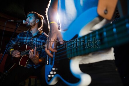 [[stock_photo]]: Bande · stade · discothèque · homme · micro