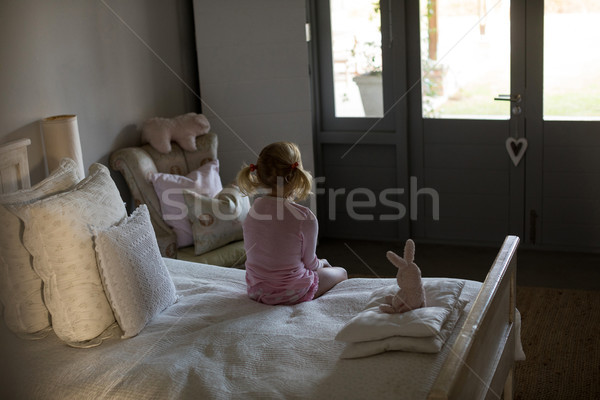 少女 座って ベッド ベッド ホーム ストックフォト © wavebreak_media