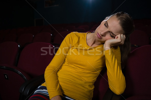 Jonge vrouw slapen film theater vrouw film Stockfoto © wavebreak_media
