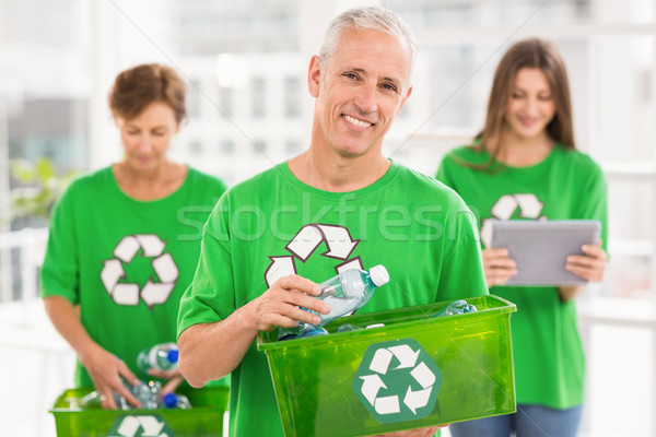 Mosolyog férfi tart újrahasznosítás doboz portré Stock fotó © wavebreak_media