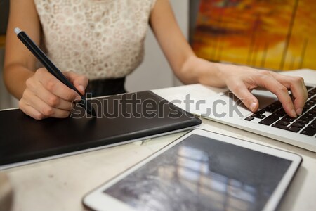 Femeie grafic comprimat laptop desen clasă Imagine de stoc © wavebreak_media