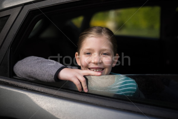 微笑 十幾歲的女孩 看 汽車 窗口 肖像 商業照片 © wavebreak_media