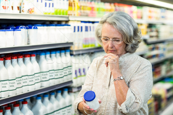 Supérieurs femme achat lait supermarché Shopping [[stock_photo]] © wavebreak_media