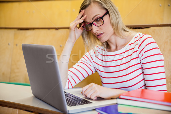 Elfoglalt női diák dolgozik laptop egyetem Stock fotó © wavebreak_media