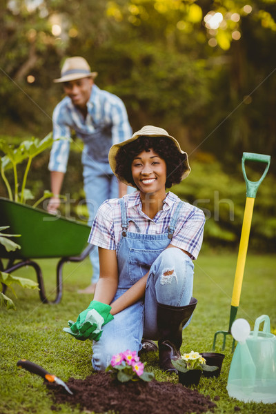 Heureux couple jardinage ensemble femme fleurs [[stock_photo]] © wavebreak_media